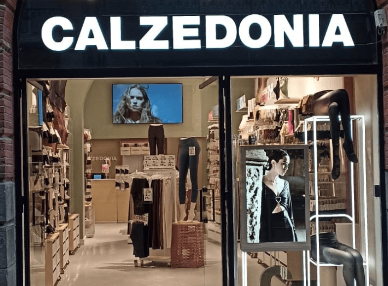 VITRINE MAGASIN CALZEDONIA vitrine magasin RETAIL
