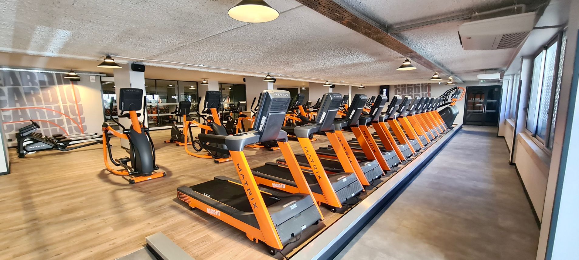 Basic_Fit_-_agencementsallesport-1