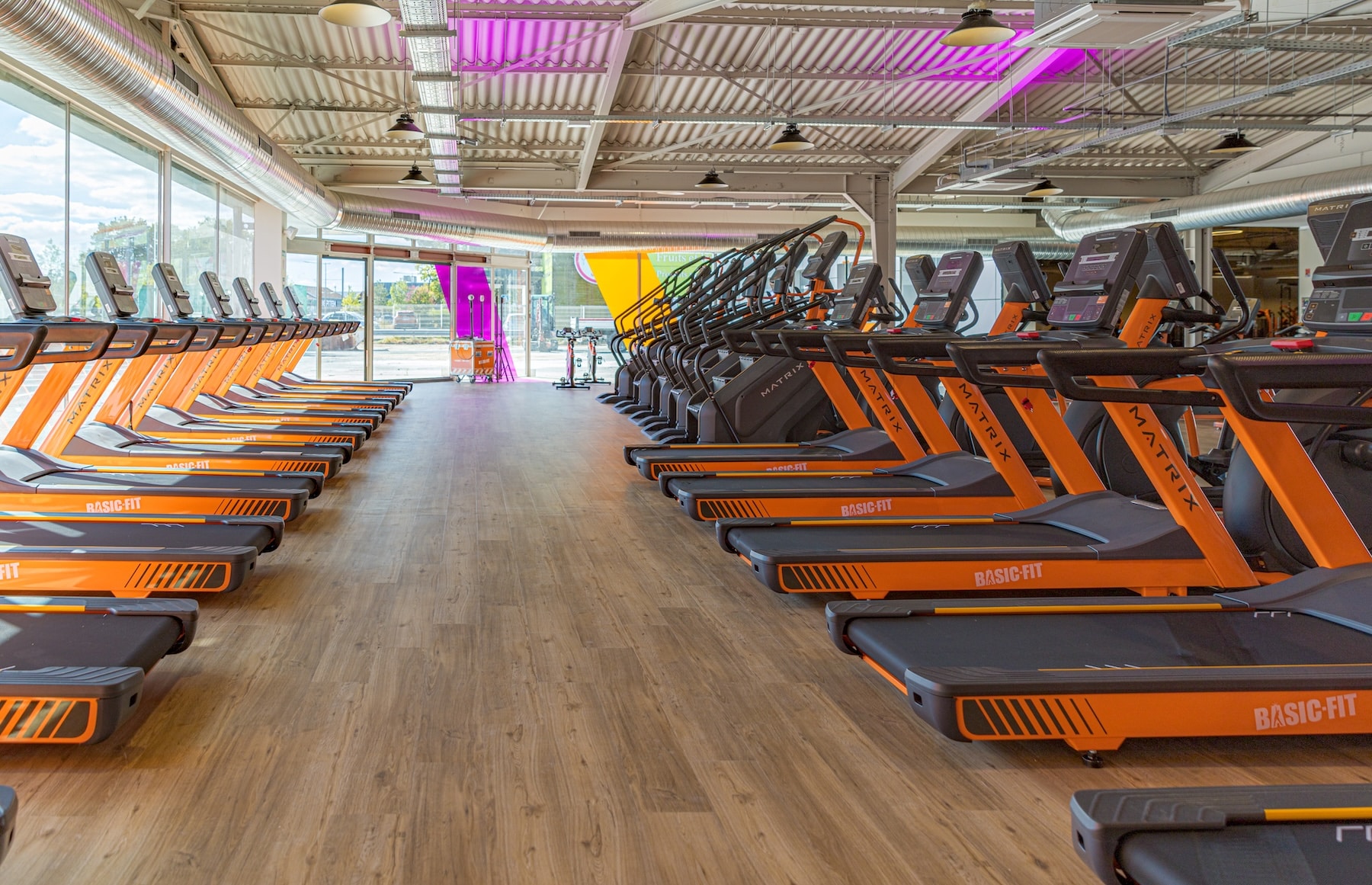 Aménagement salle de sport Basic-Fit Mérignac – espace cardio et tapis de course