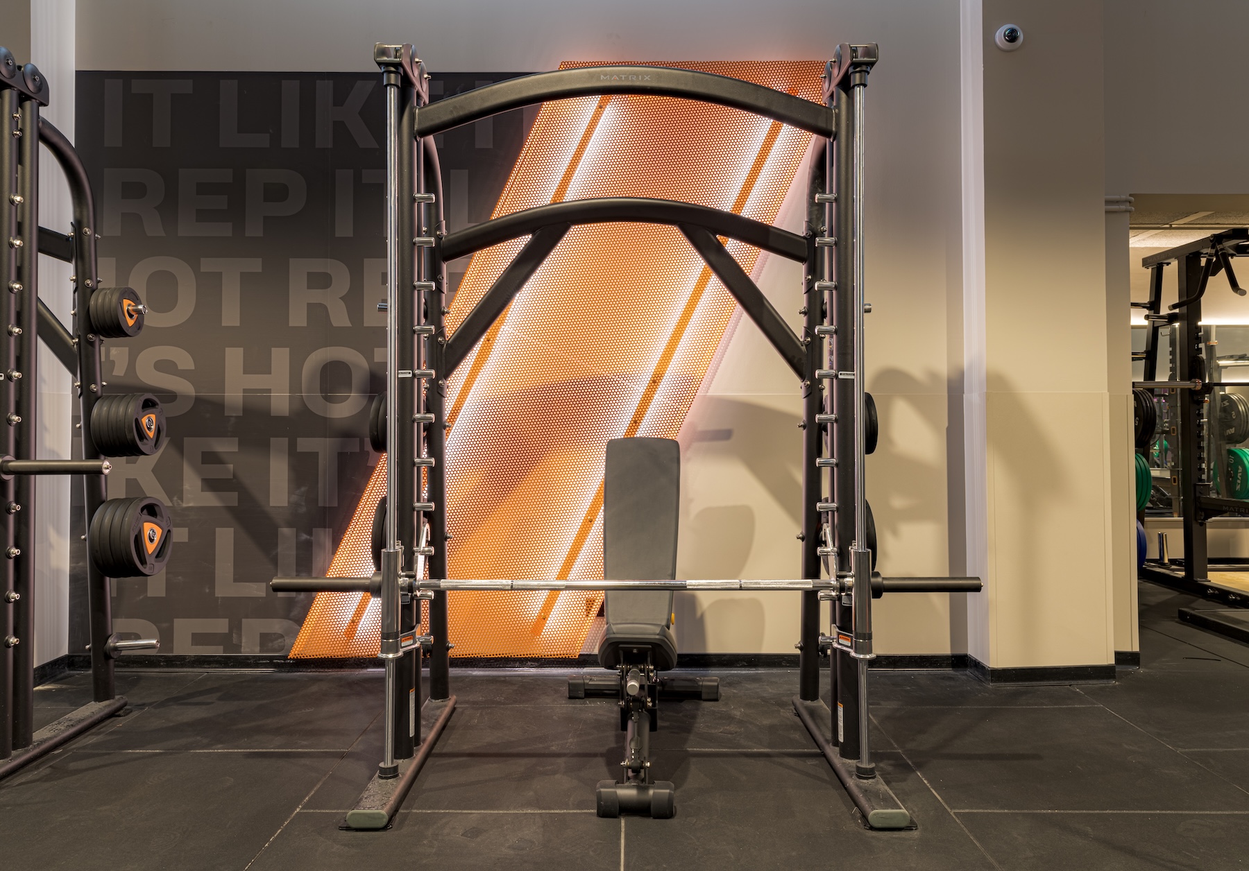Aménagement salle de sport Basic-Fit Mérignac – rack de musculation et habillage mural Aménagement salle de sport Basic-Fit Mérignac – rack de musculation et habillage mural