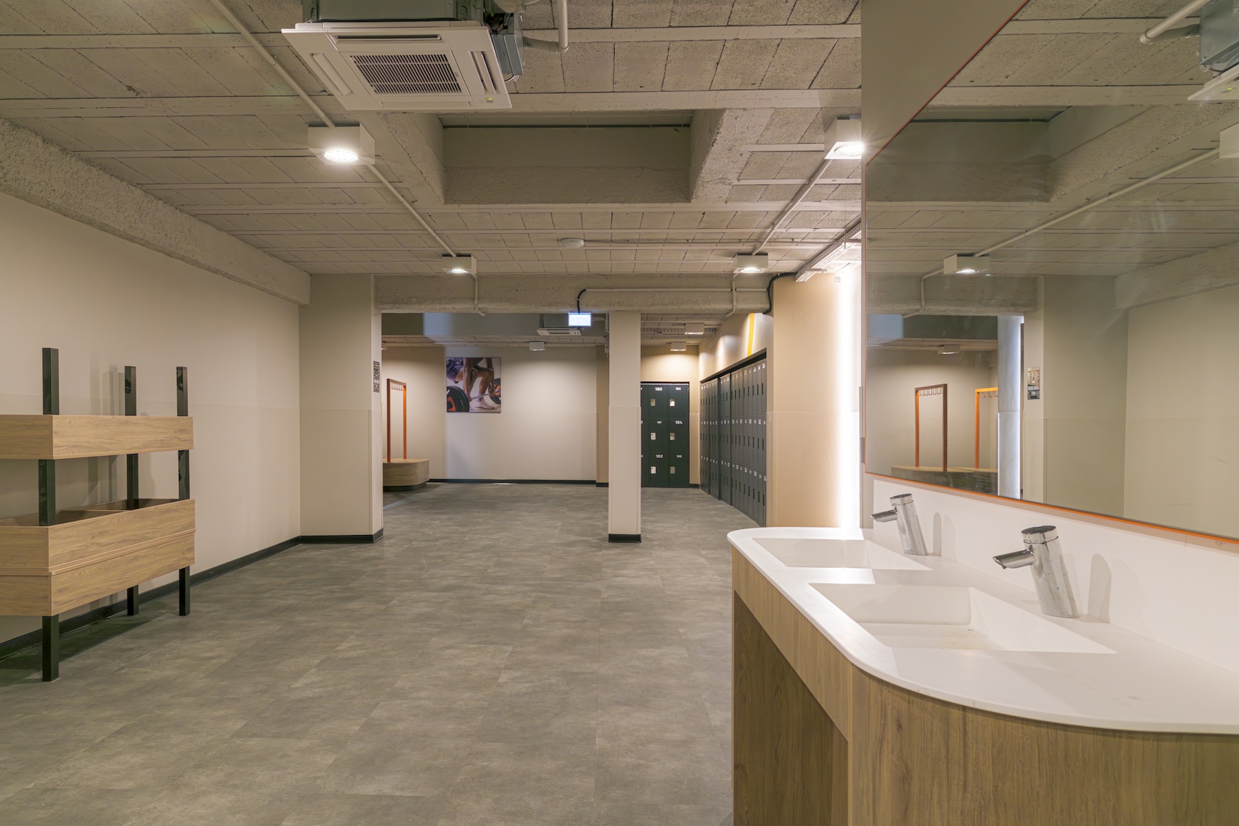 Aménagement salle de sport Basic-Fit Mérignac – vestiaires et espace lavabos Aménagement salle de sport Basic-Fit Mérignac – vestiaires et espace lavabos