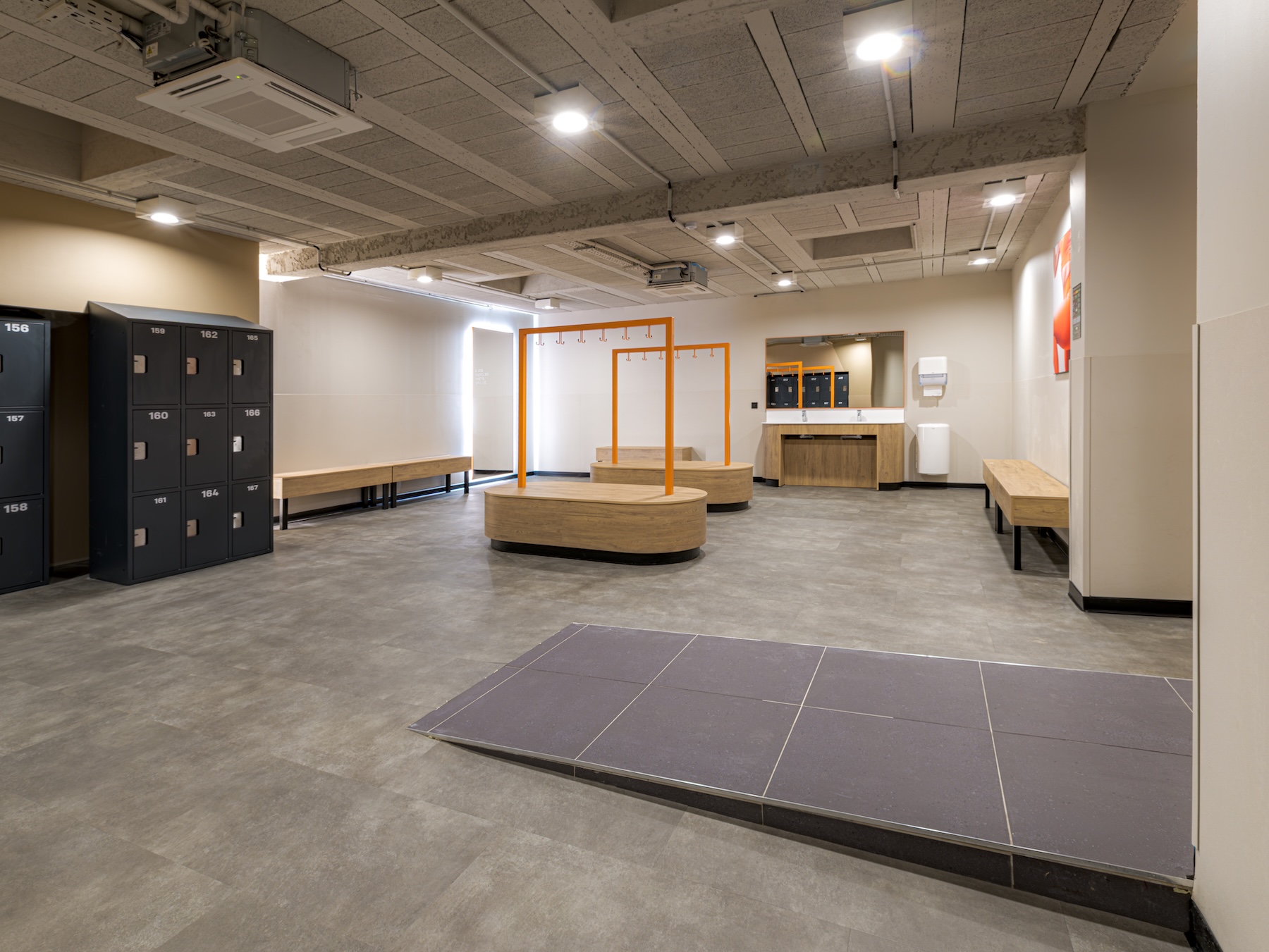 Aménagement salle de sport Basic-Fit Mérignac – vestiaires avec casiers et bancs Aménagement salle de sport Basic-Fit Mérignac – vestiaires avec casiers et bancs