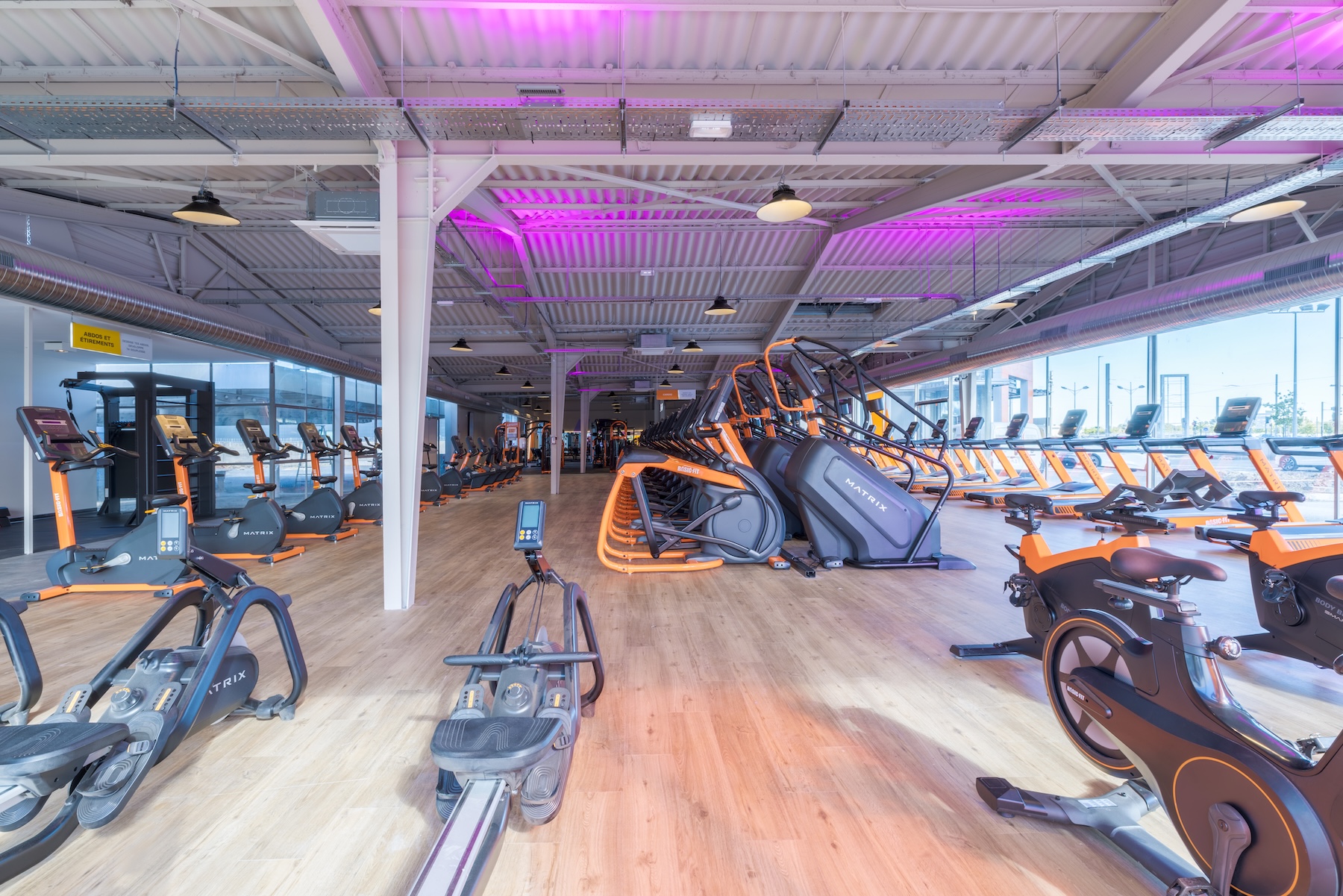 Aménagement salle de sport Basic-Fit Mérignac – plateau cardio avec vélos et rameurs Aménagement salle de sport Basic-Fit Mérignac – plateau cardio avec vélos et rameurs