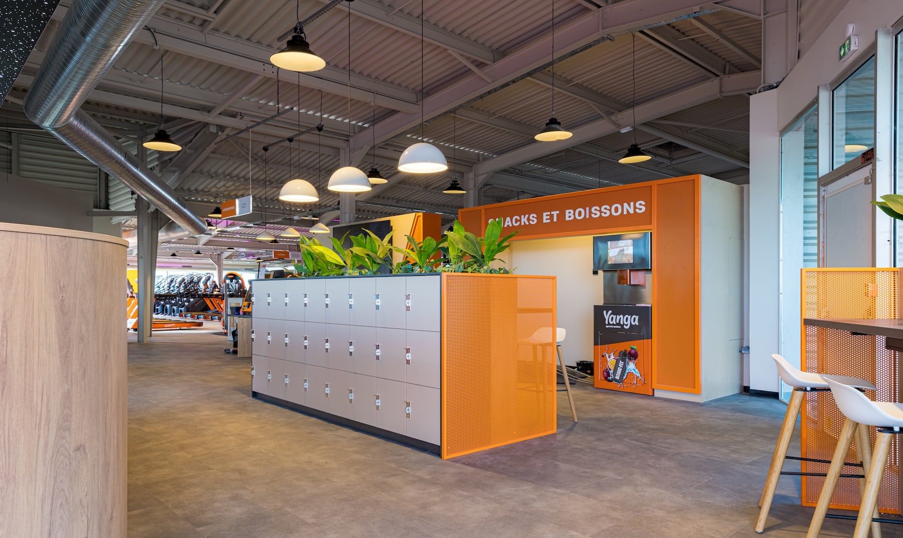 Aménagement salle de sport Basic-Fit Mérignac – accueil et espace snacks et boissons Aménagement salle de sport Basic-Fit Mérignac – accueil et espace snacks et boissons