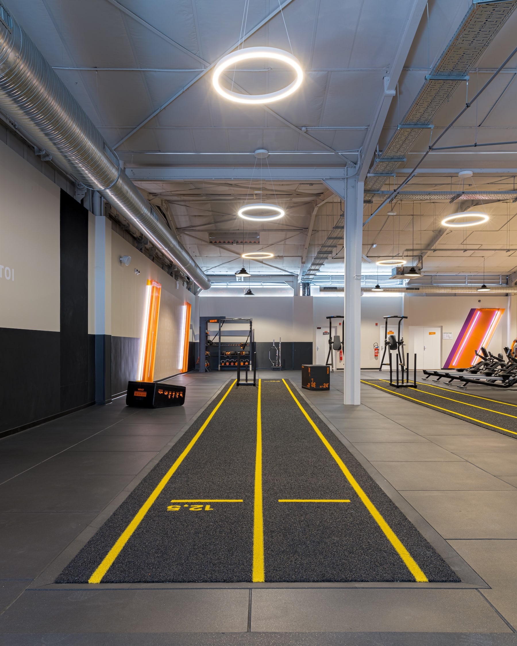 Aménagement salle de sport Basic-Fit Mérignac – piste de sprint et zone d’entraînement fonctionnel Aménagement salle de sport Basic-Fit Mérignac – piste de sprint et zone d’entraînement fonctionnel